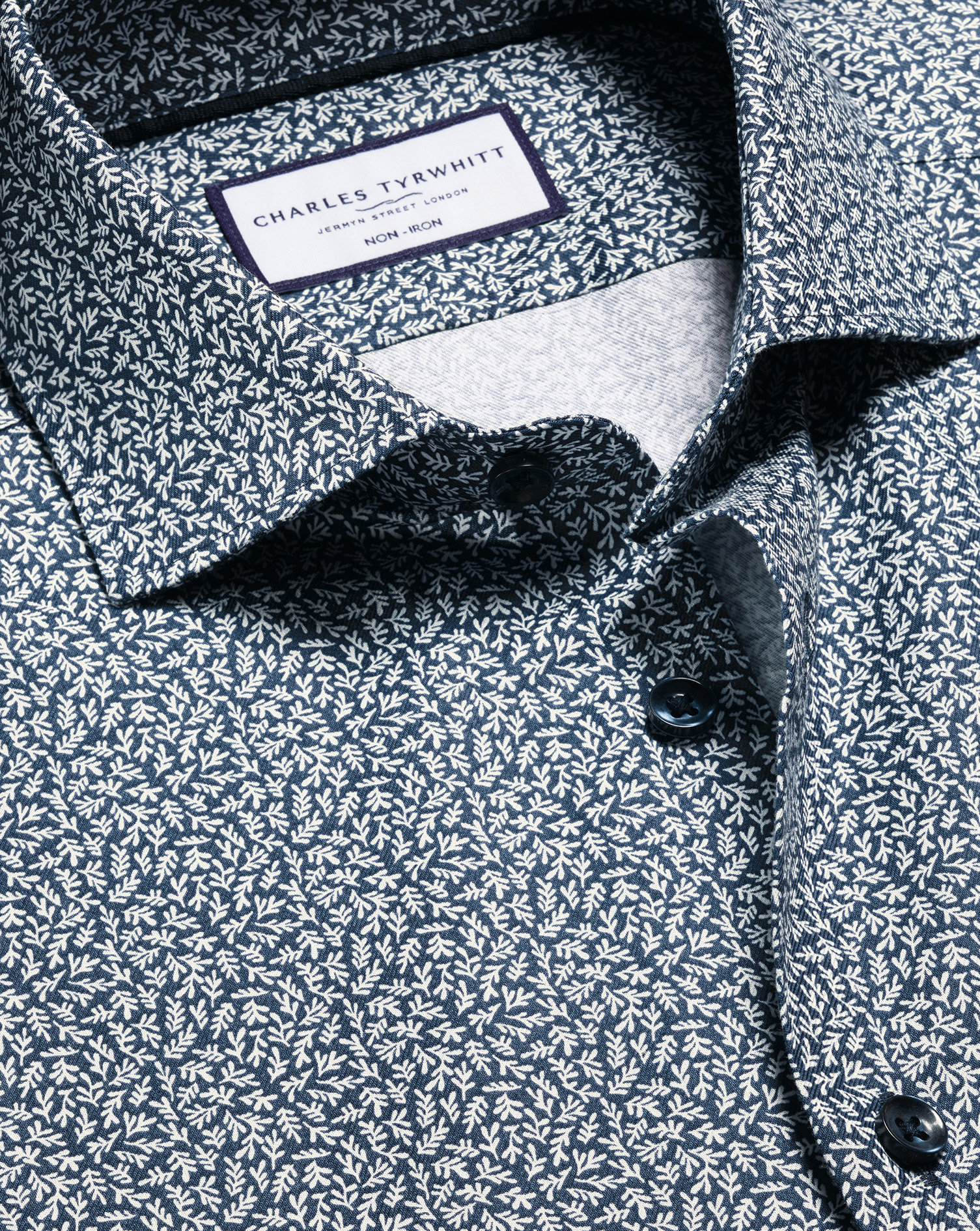 Charles Tyrwhitt Bügelfreies Stretch-Hemd mit Blattmuster - Tintenblau Knopfmanschette Charles Tyrwhitt Bügelfreies Stretch-Hemd mit Blattmuster - Tintenblau Knopfmanschette von Charles Tyrwhitt