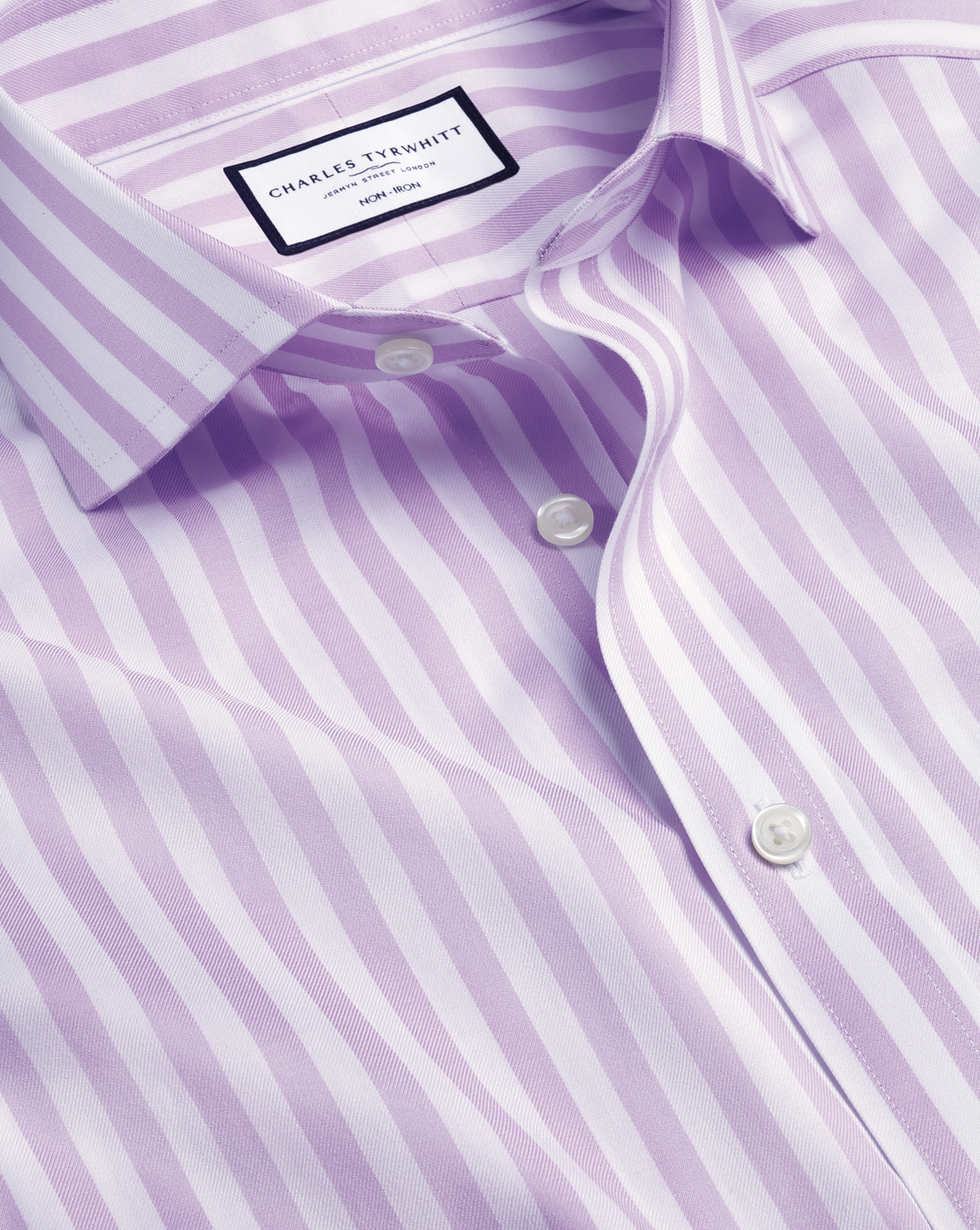 Charles Tyrwhitt Bügelfreies Twill-Hemd mit Haifischkragen und breiten Streifen - Lila Knopfmanschette von Charles Tyrwhitt