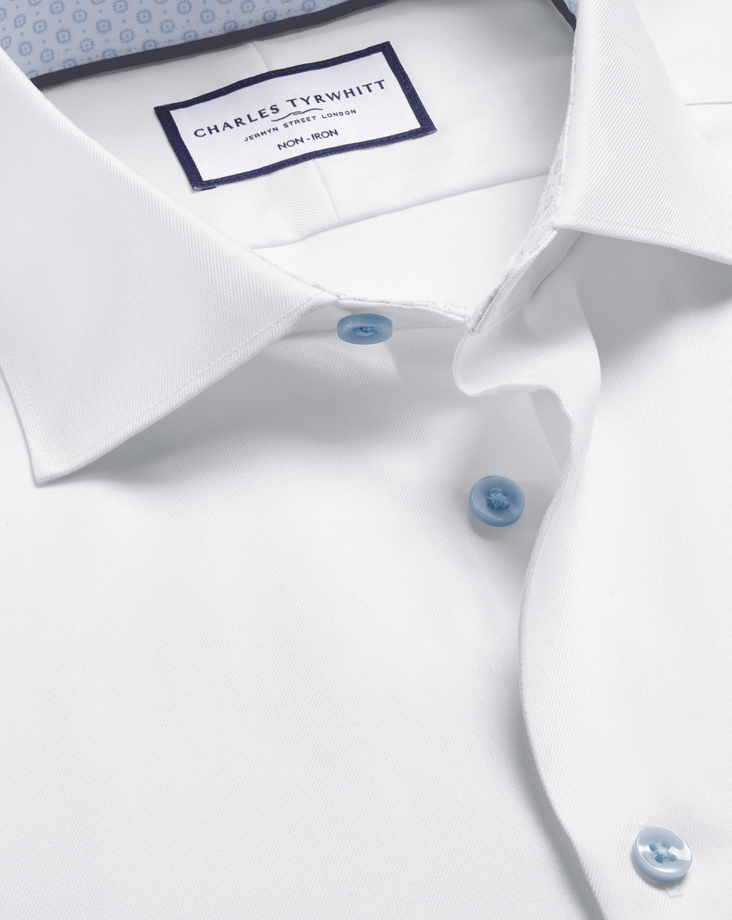 Charles Tyrwhitt Bügelfreies Twill-Hemd mit Semi-Haifischkragen und bedrucktem Besatz - Weiß Knopfmanschette von Charles Tyrwhitt