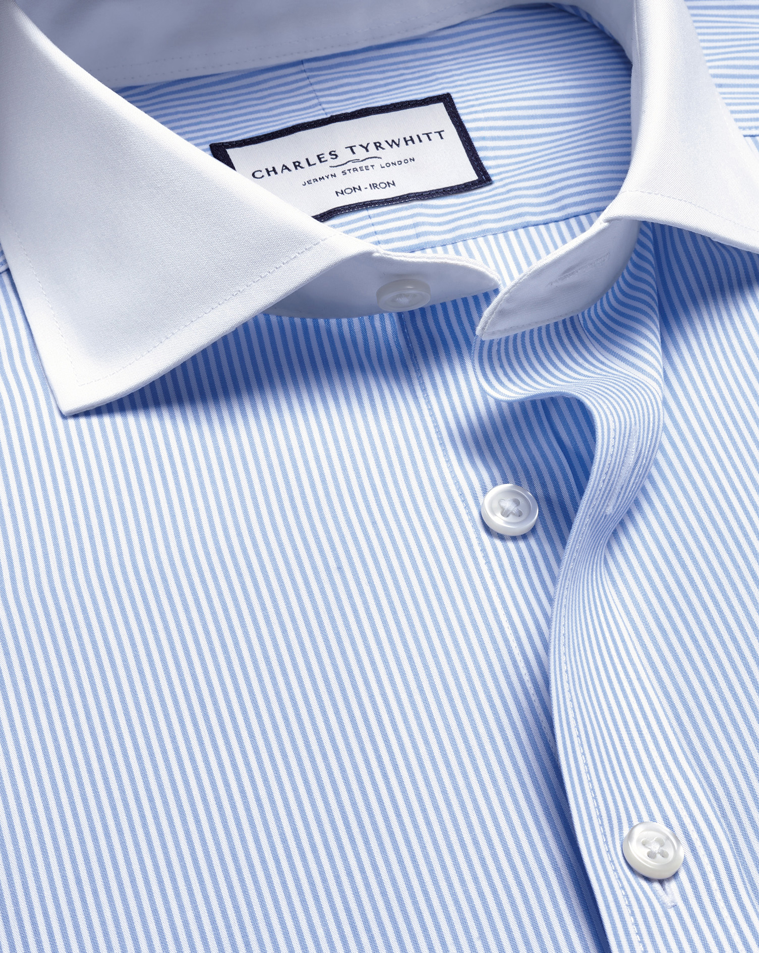 Charles Tyrwhitt Bügelfreies Winchester-Hemd mit Haifischkragen und Bengal-Streifen - Himmelblau Knopfmanschette Charles Tyrwhitt Bügelfreies Winchester-Hemd mit Haifischkragen und Bengal-Streifen - Himmelblau Knopfmanschette von Charles Tyrwhitt