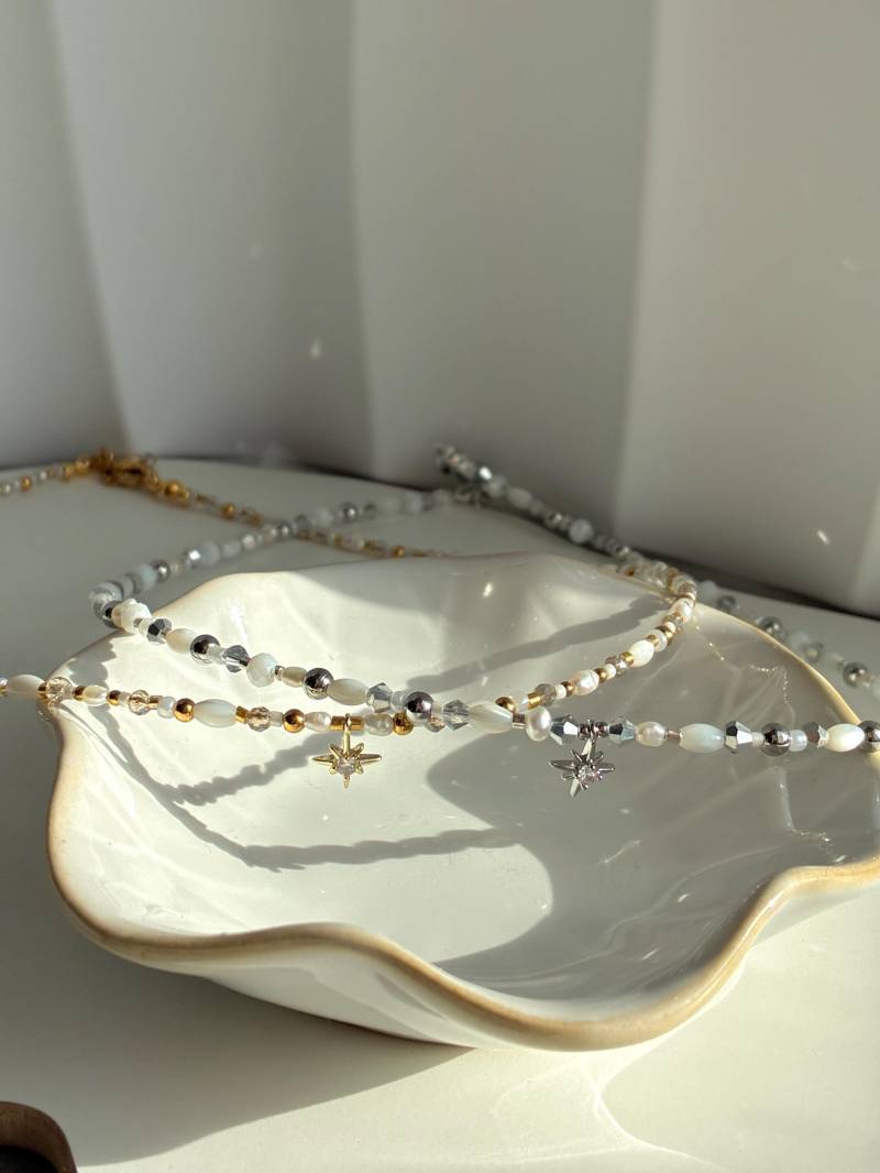 Zarte Kette Im Boho Stil in Den Farben Weiß Und Gold Oder Silber Mit Süßwasserperle - Femininer Sternchen Anhänger Elegant Zeitlos von CharlinskeShop