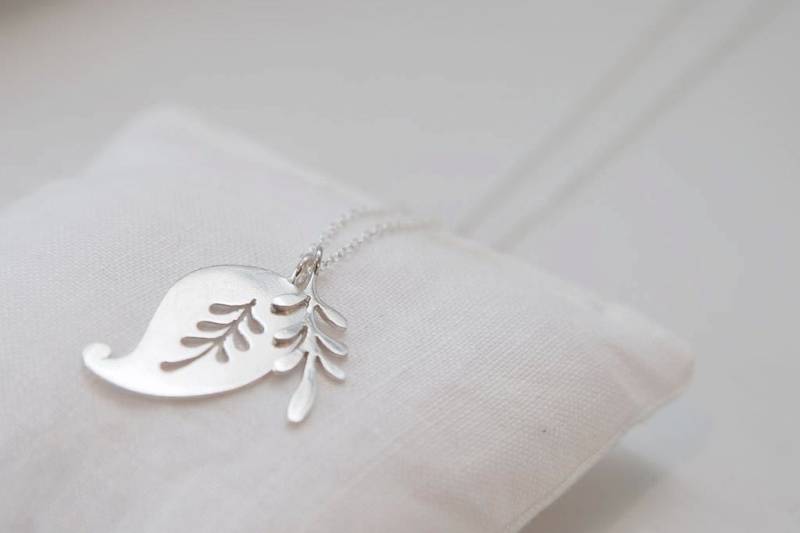Silber Paisley Und Blatt Halskette von CharlotteBezzant