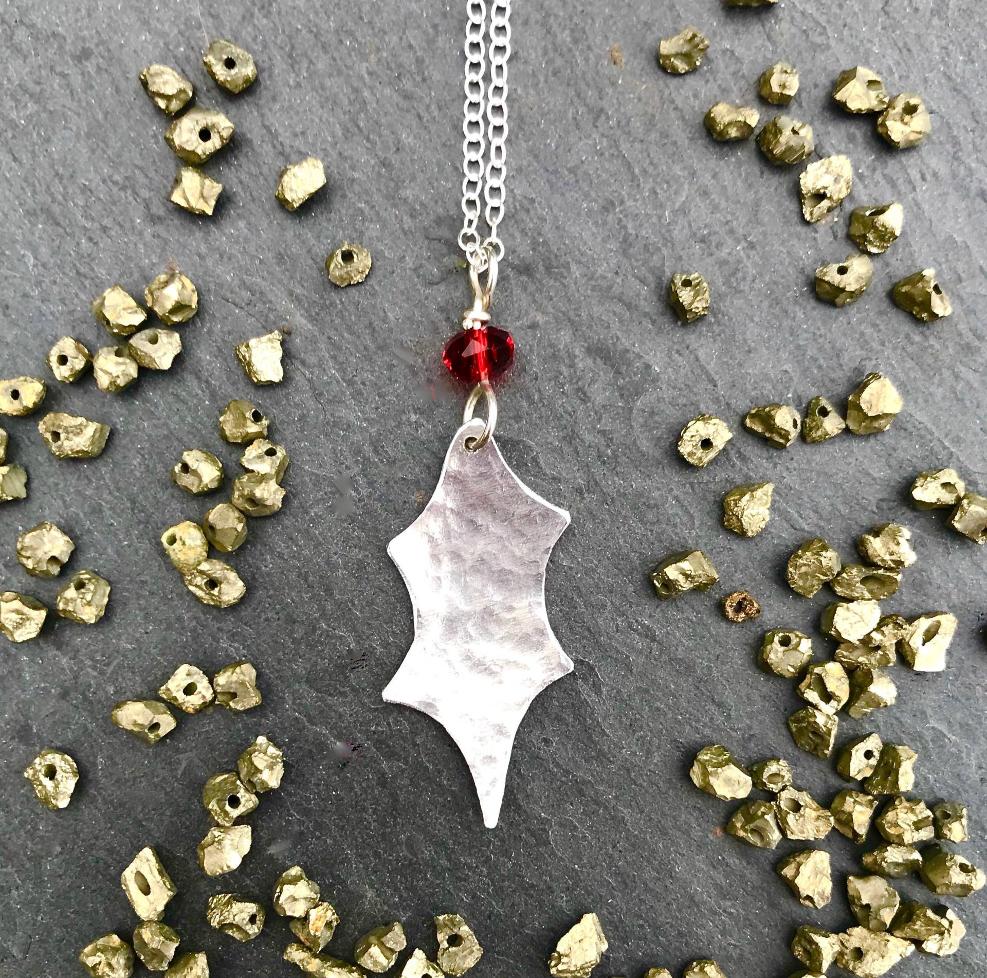Handgemachte Halskette Mit Stechpalme Anhänger Sterling Silber Kette, Weihnachtsschmuck von CharlotteJewellery