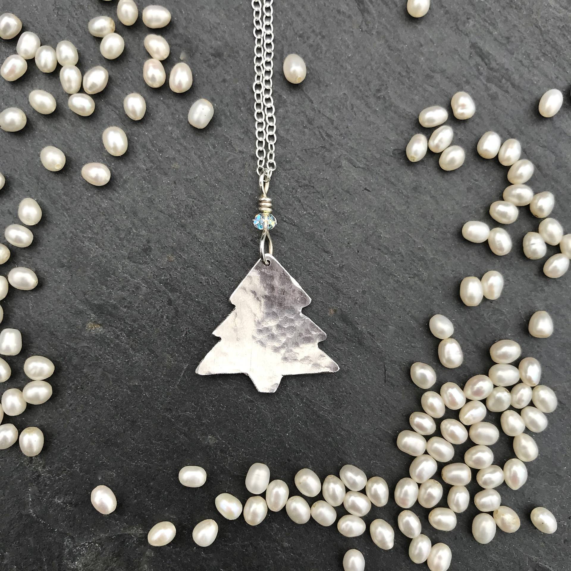 Handgemachte Weihnachtsbaum-Halskette Sterling Silber Kette, Swarovski Perle von CharlotteJewellery