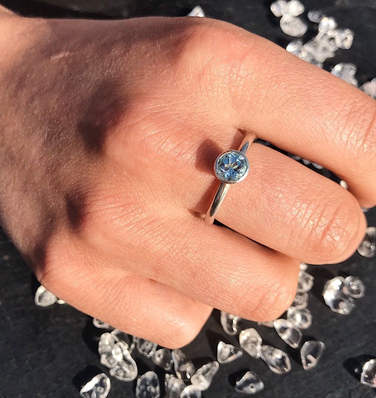 Himmel Blau Topas Sterling Silber Ring Handgemachter Solitaire Ring von CharlotteJewellery