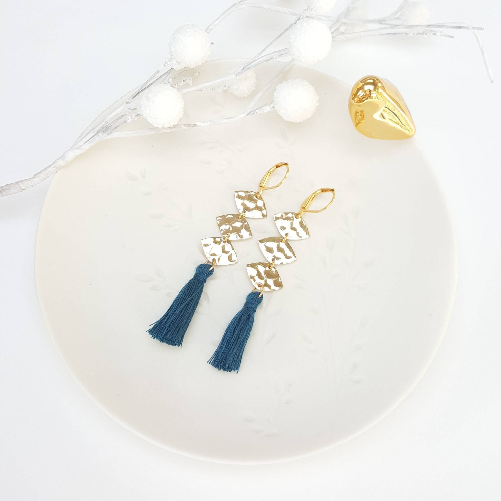 Ohrringe Lang "Meline", Schwellen Golden Messing, Oval Gehämmert, Pompons Blau Öl in Baumwollgarn Ohrringe Lang "Meline", Schwellen Golden Messing, Oval Gehämmert, Pompons Blau Öl in Baumwollgarn von Charlottepapoteshop