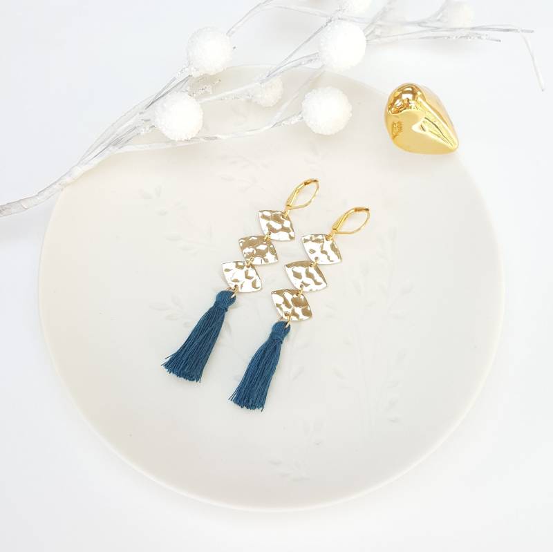 Ohrringe Lang "Meline", Schwellen Golden Messing, Oval Gehämmert, Pompons Blau Öl in Baumwollgarn Ohrringe Lang "Meline", Schwellen Golden Messing, Oval Gehämmert, Pompons Blau Öl in Baumwollgarn von Charlottepapoteshop