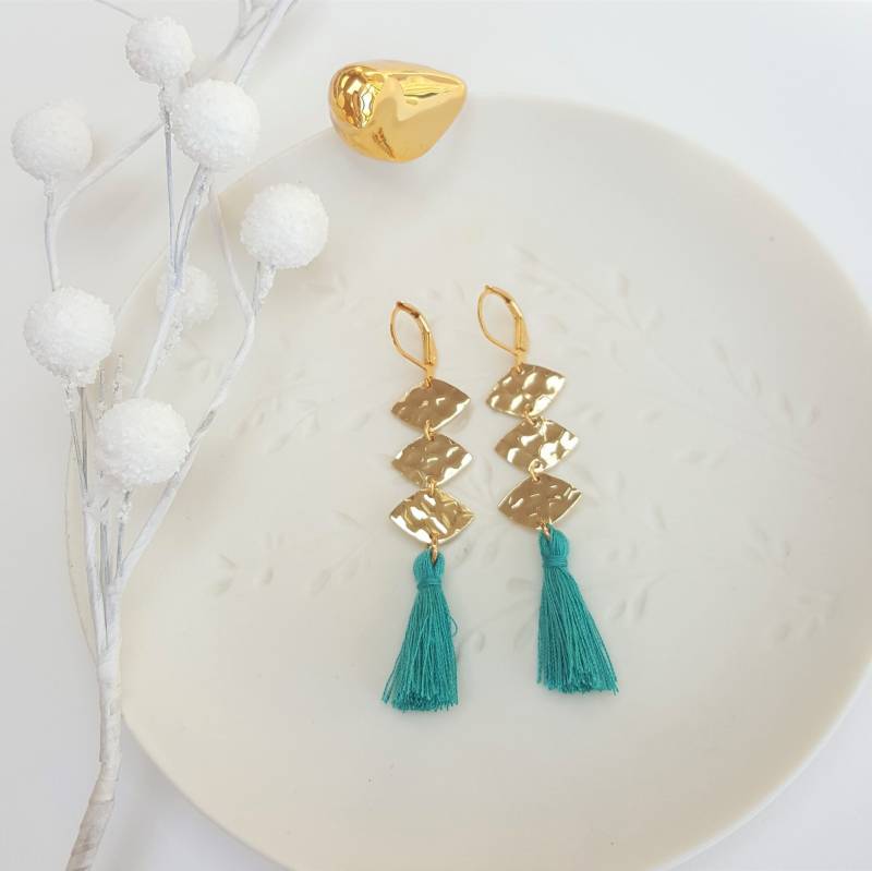 Ohrringe Lang "Meline", Schwellen Golden Messing, Oval Gehämmert, Pompons Blaue Ente in Baumwollgarn von Charlottepapoteshop