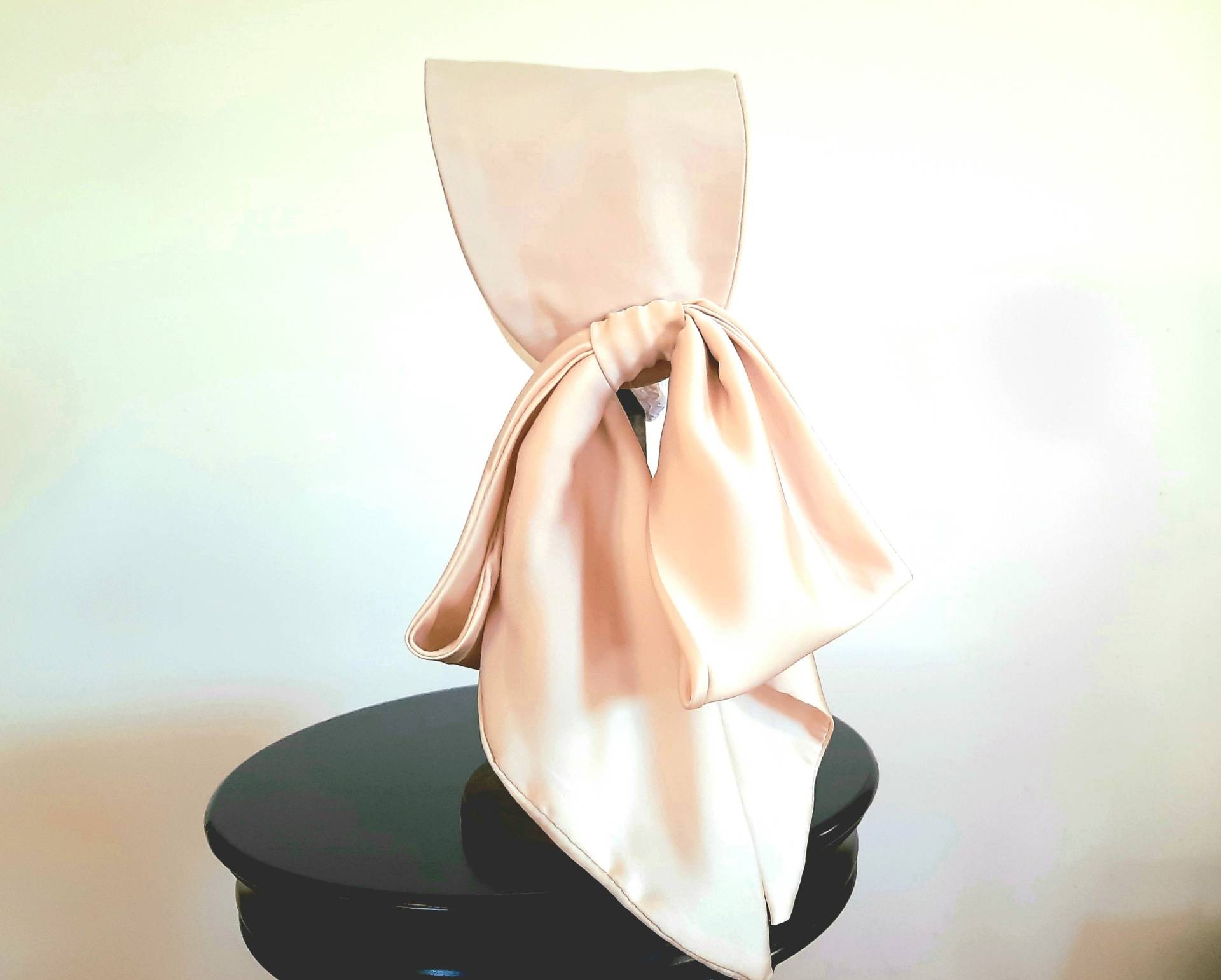 Breites Stirnband Bonnet Mit Seide Oder Satin Schleife - Adelaide Nach Wahl Und Farben Rosa, Creme, Beige, Anthrazit von CharlottesDrawer