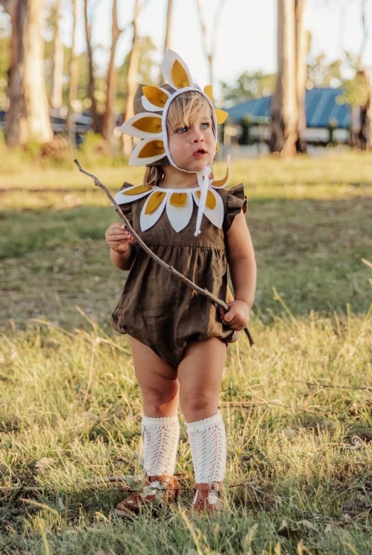 Filz Leinen Pixie Mütze Und Halsband Mit Baby Strampler - Vintage Stil All-In-One Größe 3 M Bis 18 Monate von CharlottesDrawer