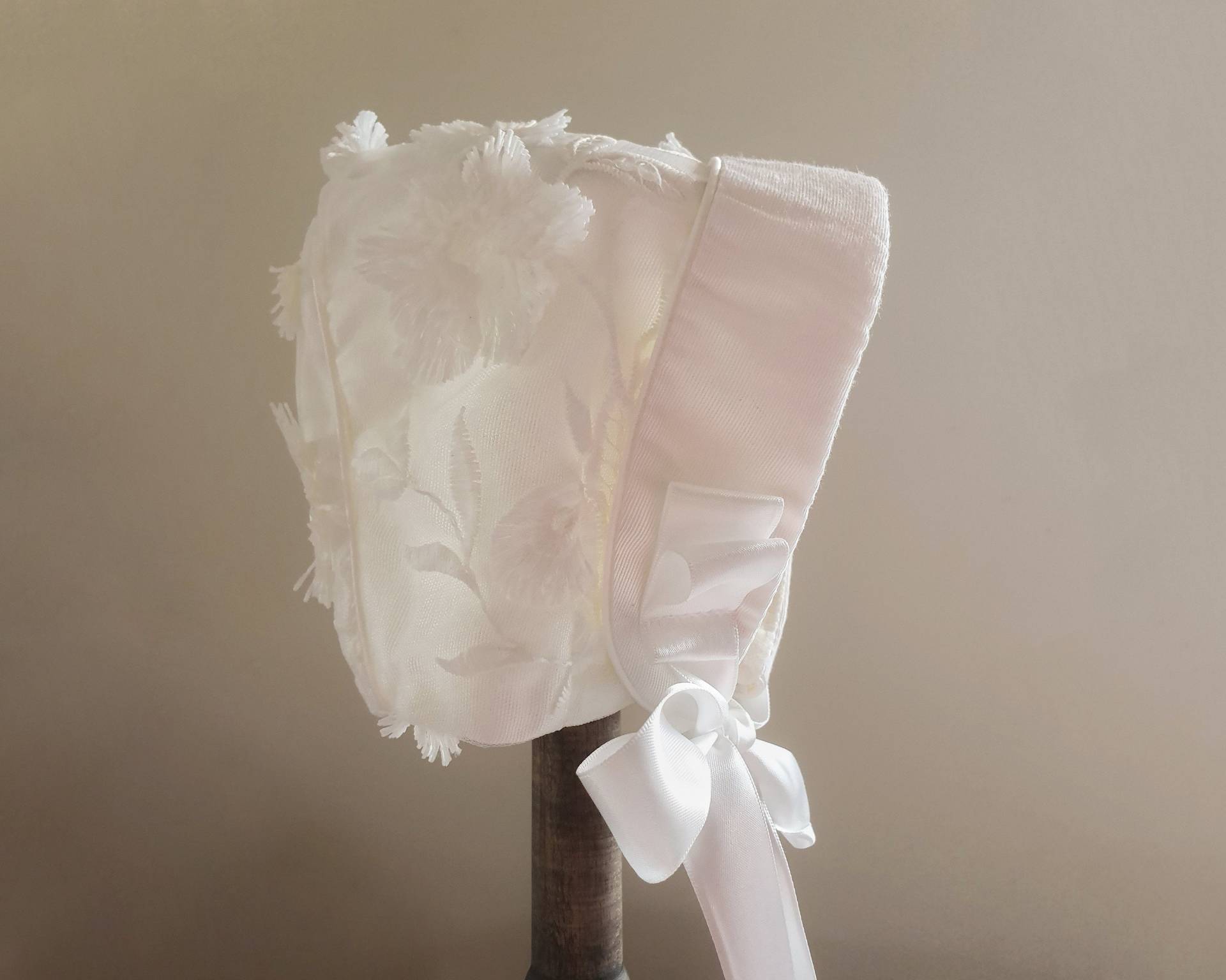 Florale 3D Spitze Baby Mütze in Weiß Mit Spitzen-Overlay - Jede Größe 3 Bis 36 Monate Auf Bestellung Roberta Style, Custom Sizing von CharlottesDrawer