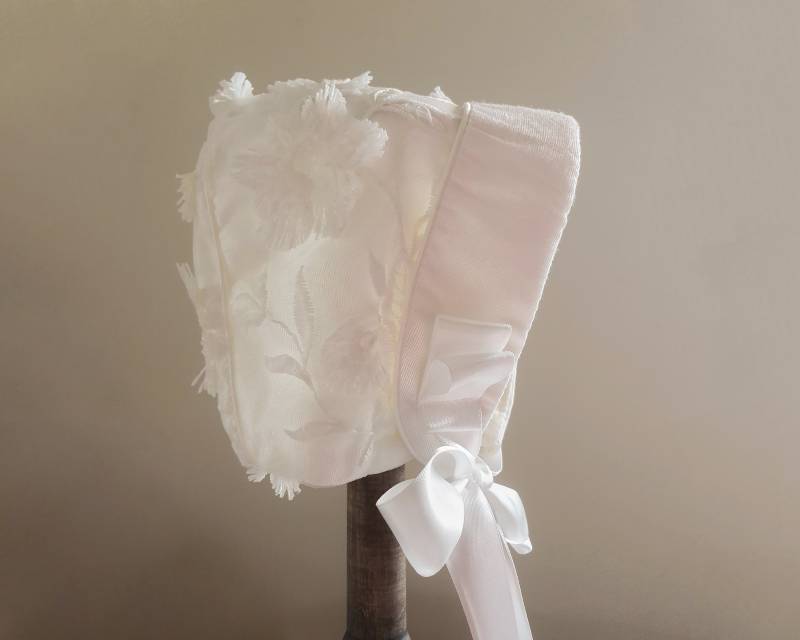 Florale 3D Spitze Baby Mütze in Weiß Mit Spitzen-Overlay - Jede Größe 3 Bis 36 Monate Auf Bestellung Roberta Style, Custom Sizing von CharlottesDrawer