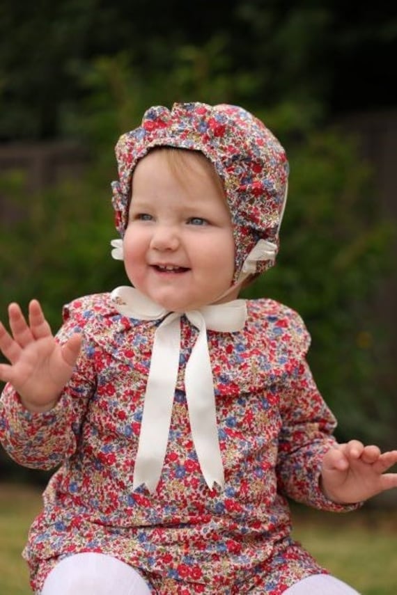 Liberty Rüschen Baby Mütze - Jede Größe 3 Bis 36 Monate Auf Bestellung Wählen Sie Ihren Stoff Roberta Brauch Mit Rüschen, Geblümt von CharlottesDrawer