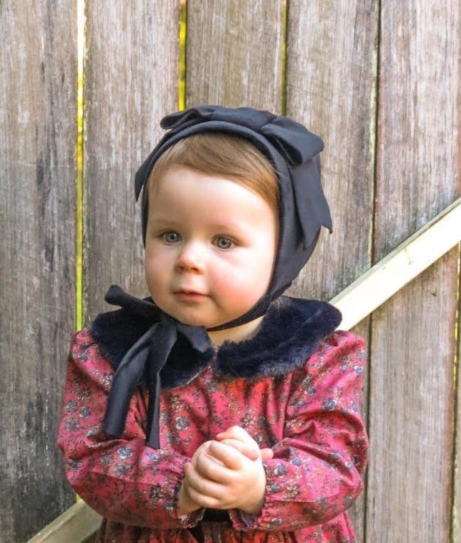 Samt-Häubchen Mit Schleife - Größe 3 Bis 36 Monate Auf Bestellung Ingrid Winter Rosa, Blau, Weiß, Schwarz, Marine, Anthrazit, Anthrazit Oder von CharlottesDrawer