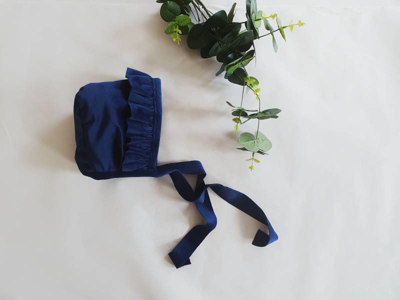 Samt Mütze Mit Rüschen - Größe 3 Bis 36 Monate Wunschgröße Ingrid Winter Rosa, Blau, Weiß, Schwarz, Marine, Anthrazit, Anthrazit von CharlottesDrawer