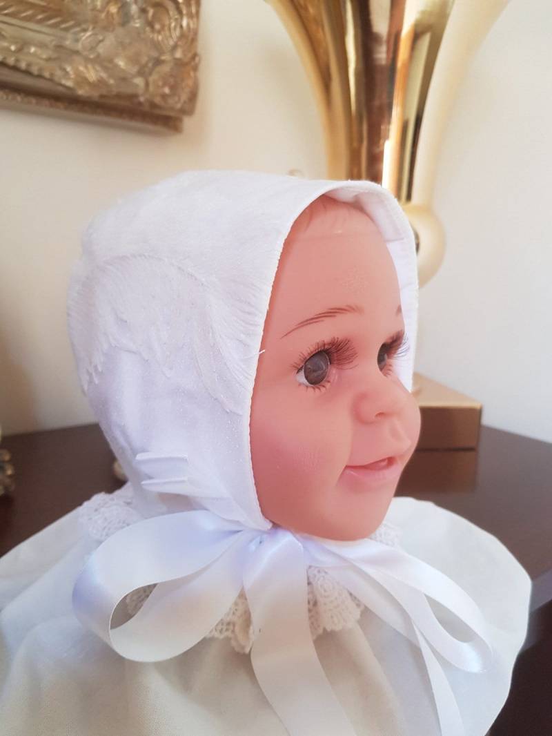Weiße Baby Mütze Mit Feder Spitze Overlay - Jede Größe 3 Bis 36 Monate Auf Bestellung Roberta Style, Custom Sizing von CharlottesDrawer