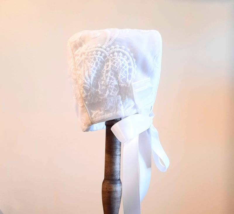 Weiße Baby Mütze Mit Rolle Spitze Overlay - Jede Größe 3 Bis 36 Monate Auf Bestellung Roberta Stil Benutzerdefinierte Vintage Bindebändern von CharlottesDrawer