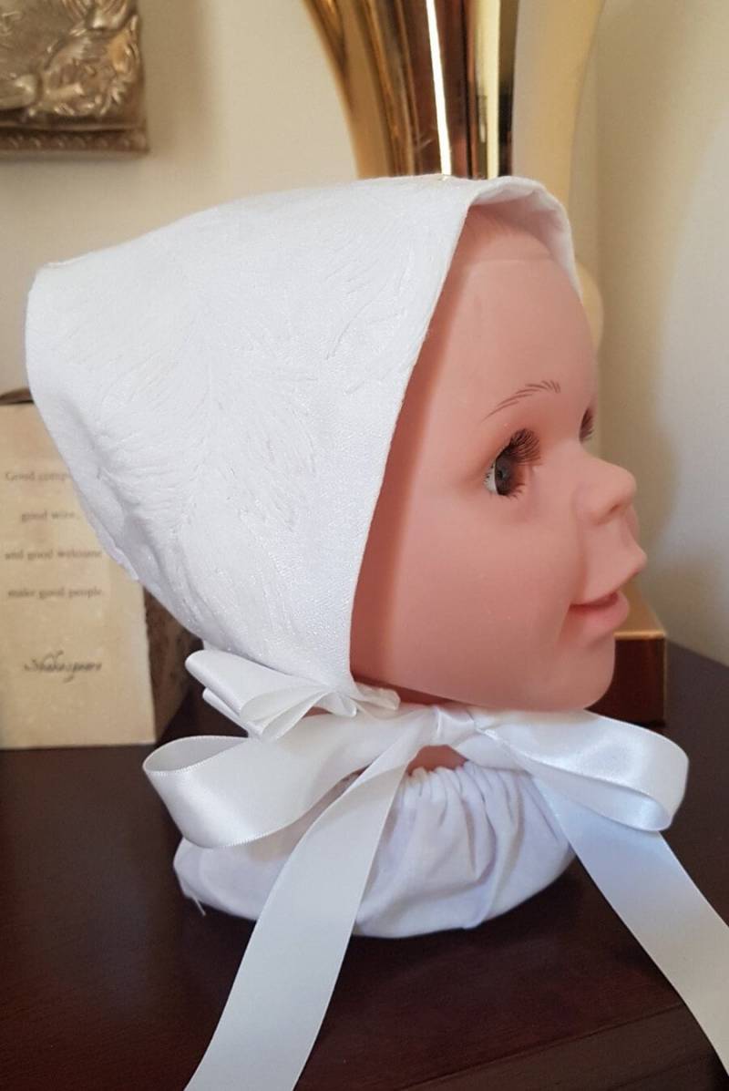 Winterweiße Babymütze Mit Feder-Overlay - Jede Größe, 3 Bis 36 Monate Auf Bestellung Vintage Iris Style Benutzerdefinierte Bindebändern von CharlottesDrawer