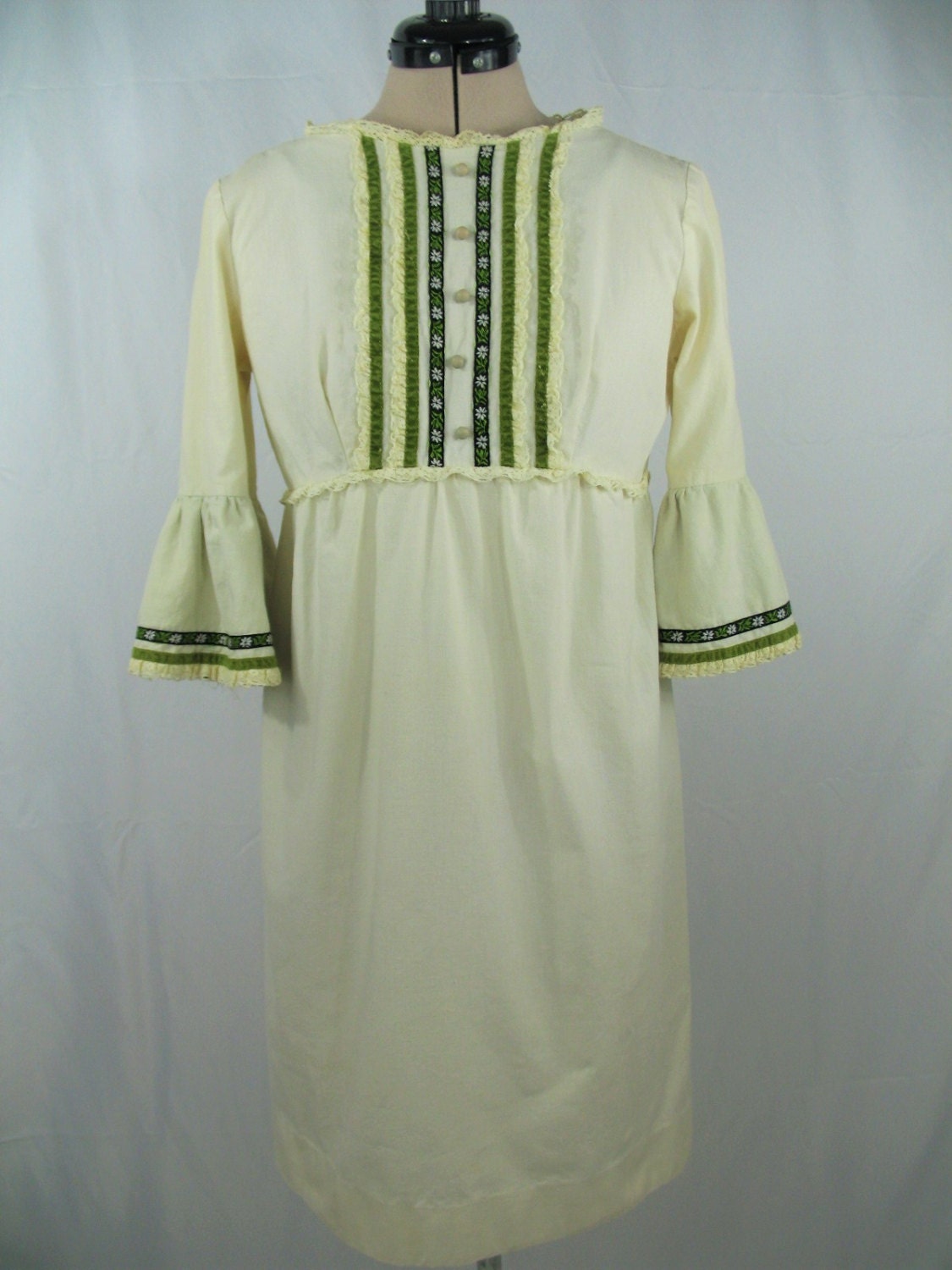 Handgemachtes Vintage 1960Er/1970Er Jahre Creme Leinen/Baumwolle Rebhuhn Familienstil Kleid Mit Spitze/Embrodery/Samt Borte Gr.s/M Handgemachtes Vintage 1960Er/1970Er Jahre Creme Leinen/Baumwolle Rebhuhn Familienstil Kleid Mit Spitze/Embrodery/Samt Borte Gr.s/M von Charlotteswish