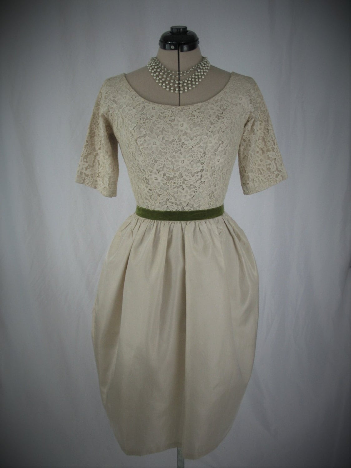 Vintage 1950Er Handgemachtes Formal Cremefarbenes Kleid Mit Spitze Überlagertem Mieder Und Taftrock Grünem Samtband Braut/Party/Abiball Vintage 1950Er Handgemachtes Formal Cremefarbenes Kleid Mit Spitze Überlagertem Mieder Und Taftrock Grünem Samtband Braut/Party/Abiball von Charlotteswish