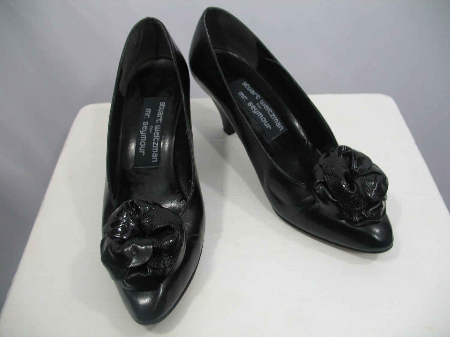 Vintage 1980Er Schwarze Pumps Mit Blumenverzierung Von Stuart Weitzman Für Mr. Seymour Größe 6M Vintage 1980Er Schwarze Pumps Mit Blumenverzierung Von Stuart Weitzman Für Mr. Seymour Größe 6M von Charlotteswish