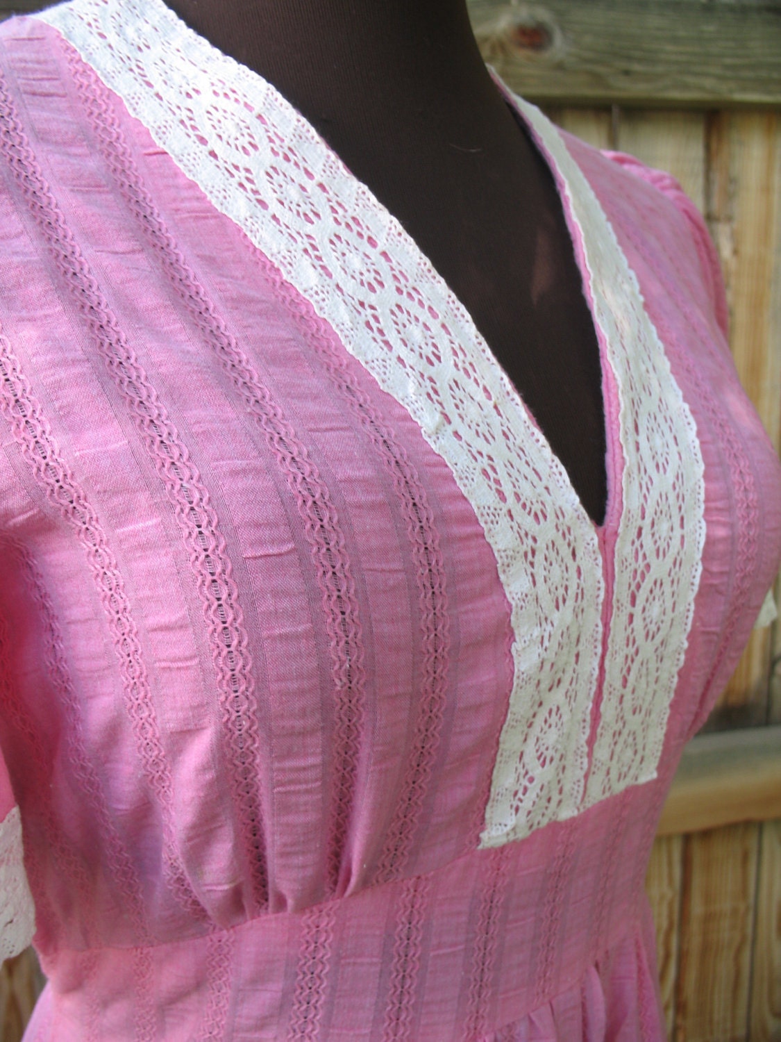 Vintage 70Er Jahre Rosa Mit Weißer Spitze Sommer Maxi Kleid Vintage 70Er Jahre Rosa Mit Weißer Spitze Sommer Maxi Kleid von Charlotteswish