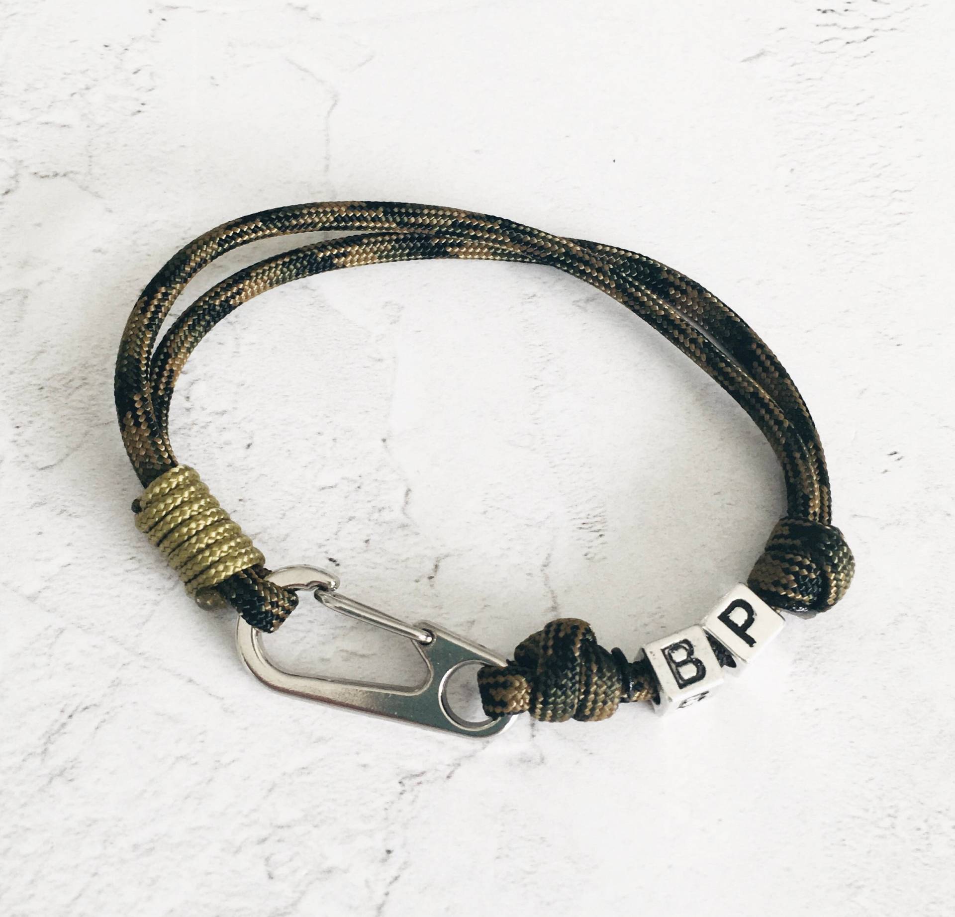 Camouflage & Silber Buchstaben Armband Für Ihn, Outdoorsy Schmuck, Karabiner Paracord Armband, Vatertagsgeschenk, Herren Geschenk Vater von CharlyBeeDesigns