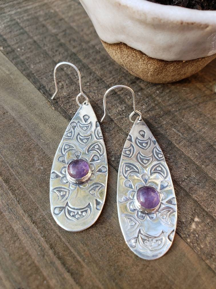 Amethyst Tropfenohrringe Mit Mandala Stempeln Amethyst Tropfenohrringe Mit Mandala Stempeln von CharmAndRiddle