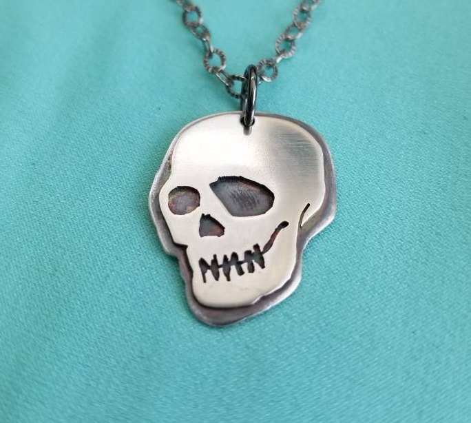 Gothic Skull Anhänger, Handgemachte Silber Totenkopf Kette Gothic Skull Anhänger, Handgemachte Silber Totenkopf Kette von CharmAndRiddle