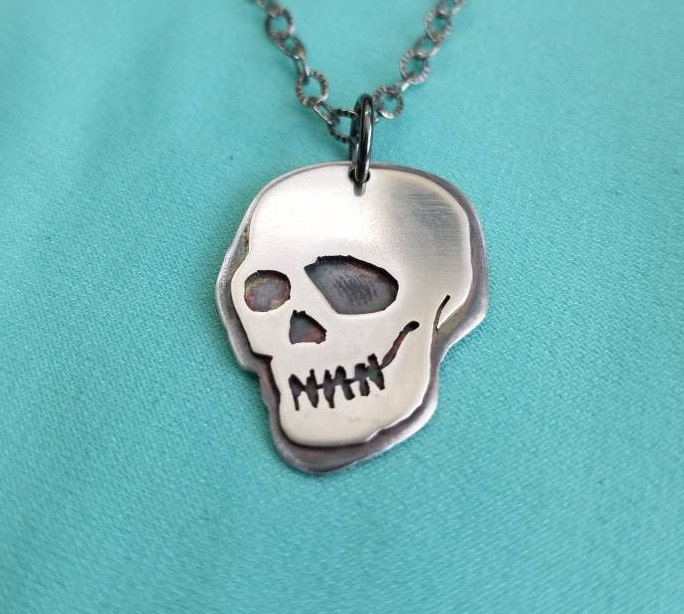 Gothic Skull Anhänger, Handgemachte Silber Totenkopf Kette Gothic Skull Anhänger, Handgemachte Silber Totenkopf Kette von CharmAndRiddle