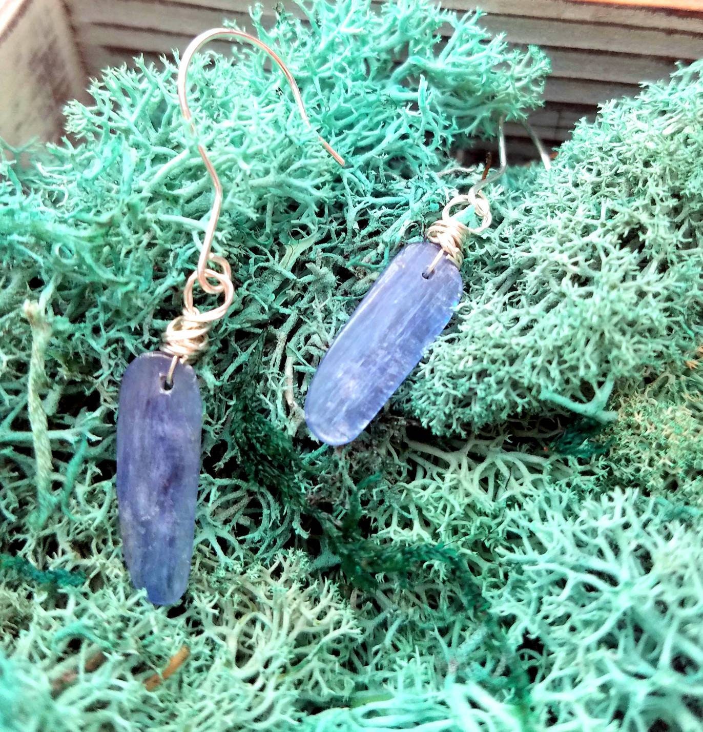 Kyanit Stick Ohrringe, Blau Schimmernden Stein Baumelt, Umwickelt in Sterling Silber. Niedlich, Spaß Geschenk Für Freunde, Freundin, Mutter Kyanit Stick Ohrringe, Blau Schimmernden Stein Baumelt, Umwickelt in Sterling Silber. Niedlich, Spaß Geschenk Für Freunde, Freundin, Mutter von CharmAndRiddle