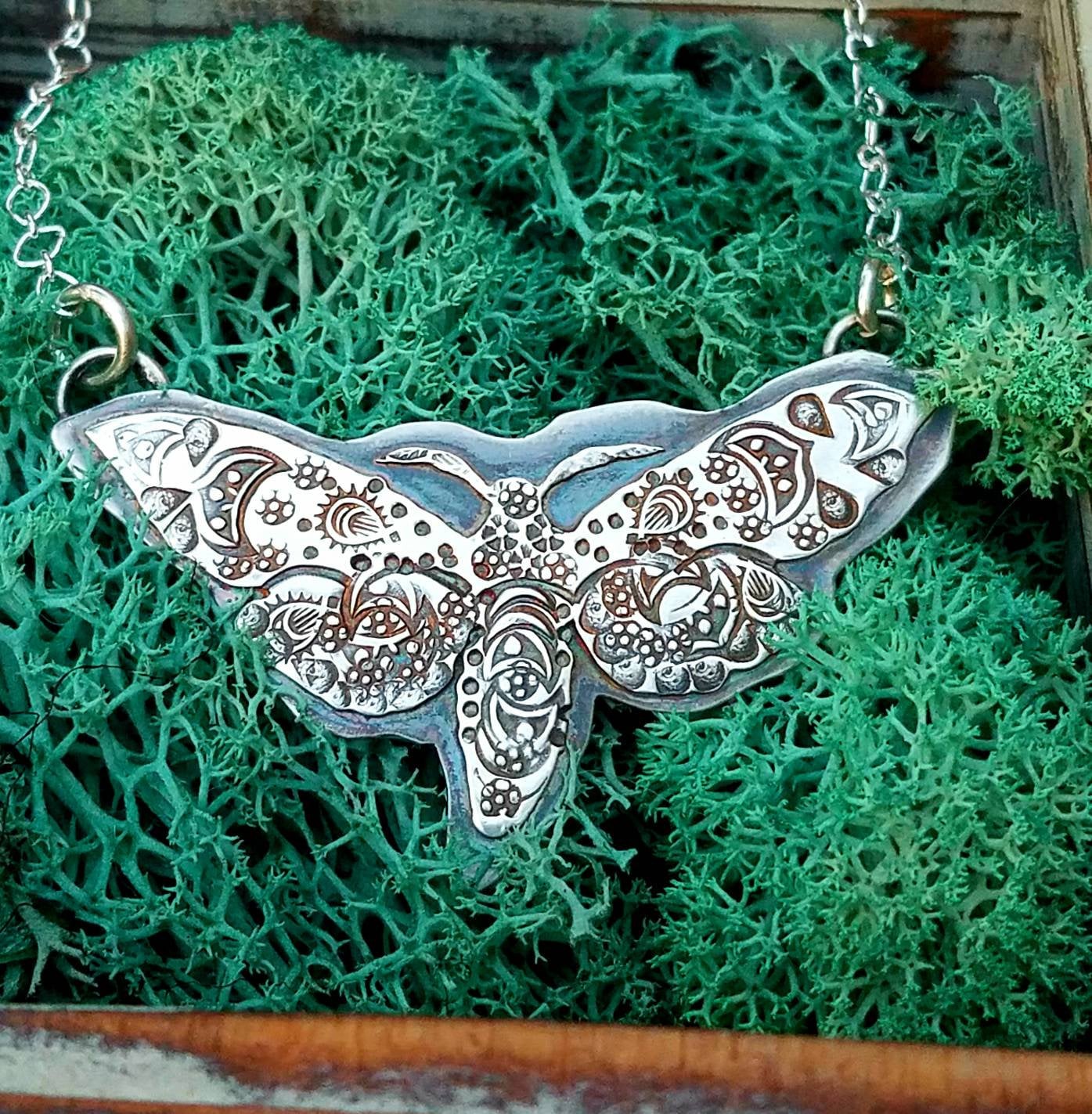 Motten Halskette in Paisley Handgestempelt Motte Silber. Auf Bestellung Handgefertigt Motten Halskette in Paisley Handgestempelt Motte Silber. Auf Bestellung Handgefertigt von CharmAndRiddle