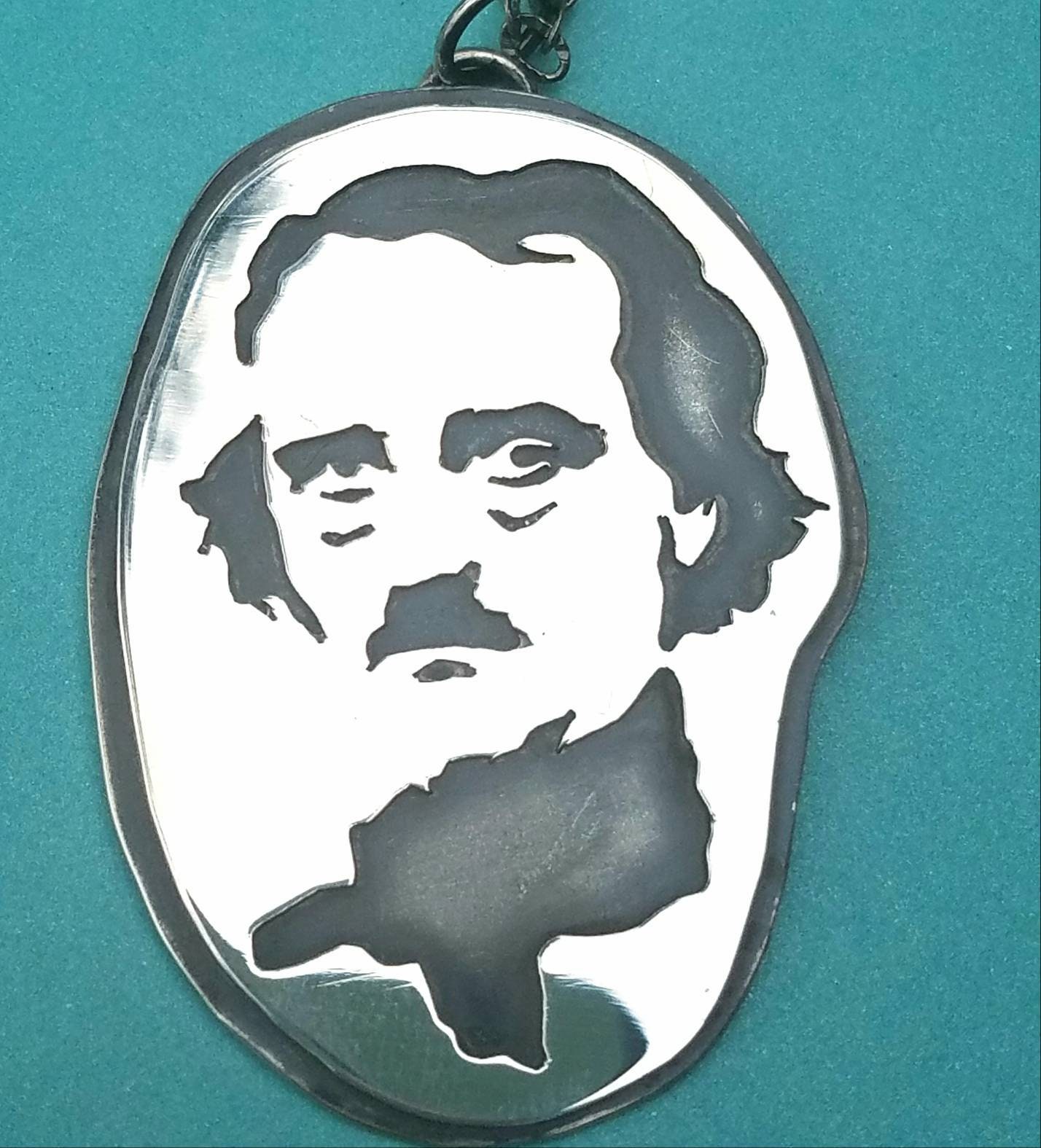 Poe Halskette, Anhänger, Silber Poe Poe Halskette, Anhänger, Silber Poe von CharmAndRiddle