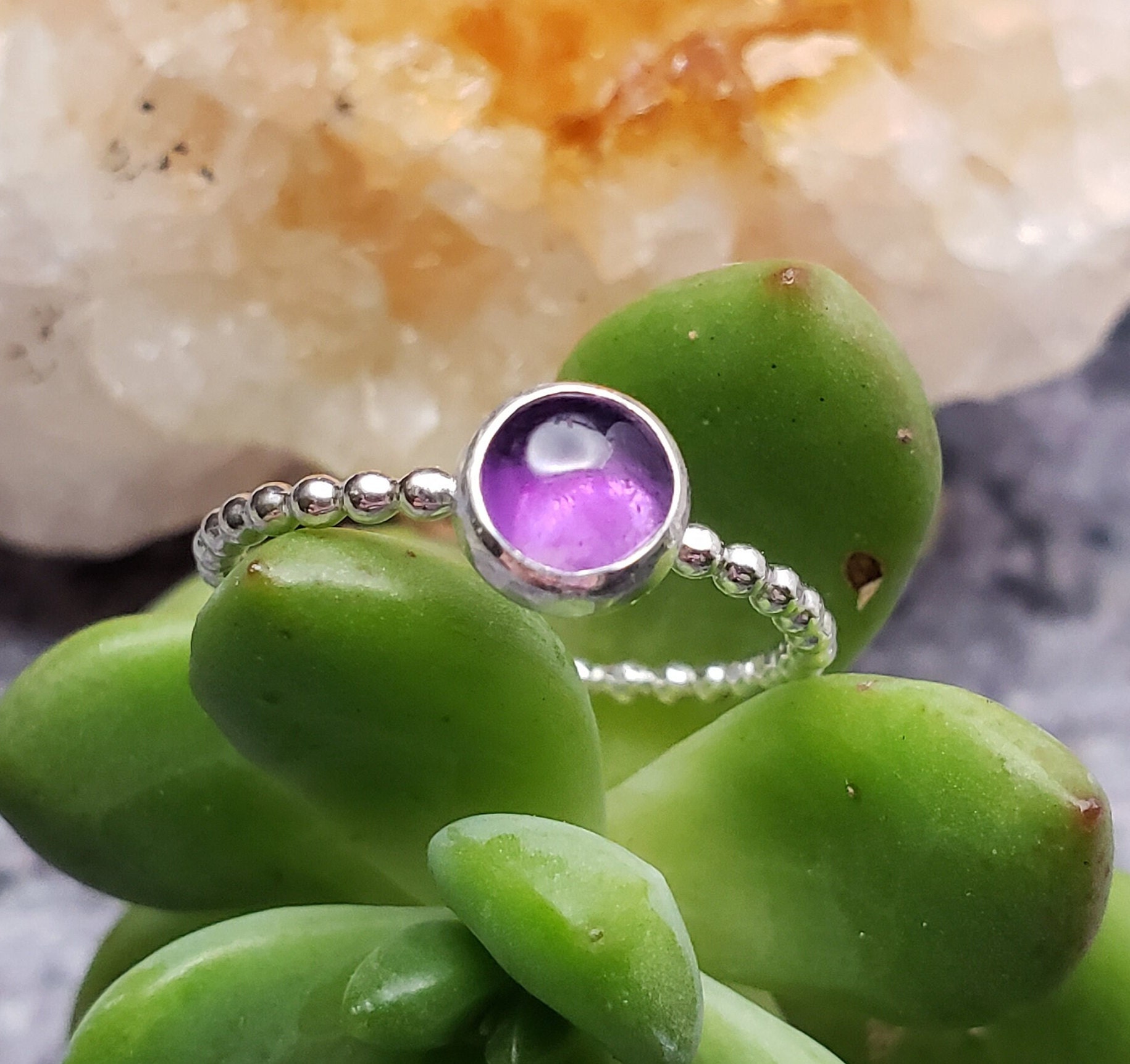 Sterling Silber Amethyst Stapelring, Anpassbare Band 6mm Stein Sterling Silber Amethyst Stapelring, Anpassbare Band 6mm Stein von CharmAndRiddle
