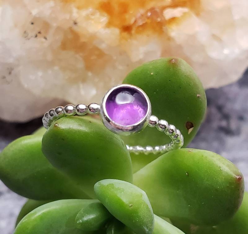 Sterling Silber Amethyst Stapelring, Anpassbare Band 6mm Stein Sterling Silber Amethyst Stapelring, Anpassbare Band 6mm Stein von CharmAndRiddle