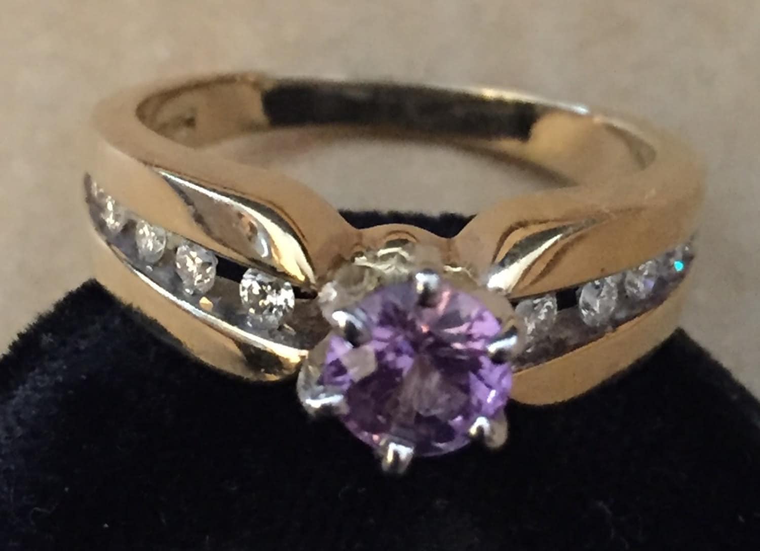 Vintage 1970S Multi Facettierter Kissenschliff 6 Zinken Set Rund Lavendel Saphir 10 Channel Diamanten Cabochon 14K Gold Damen Verlobungsring Vintage 1970S Multi Facettierter Kissenschliff 6 Zinken Set Rund Lavendel Saphir 10 Channel Diamanten Cabochon 14K Gold Damen Verlobungsring von CharmCityTreasures