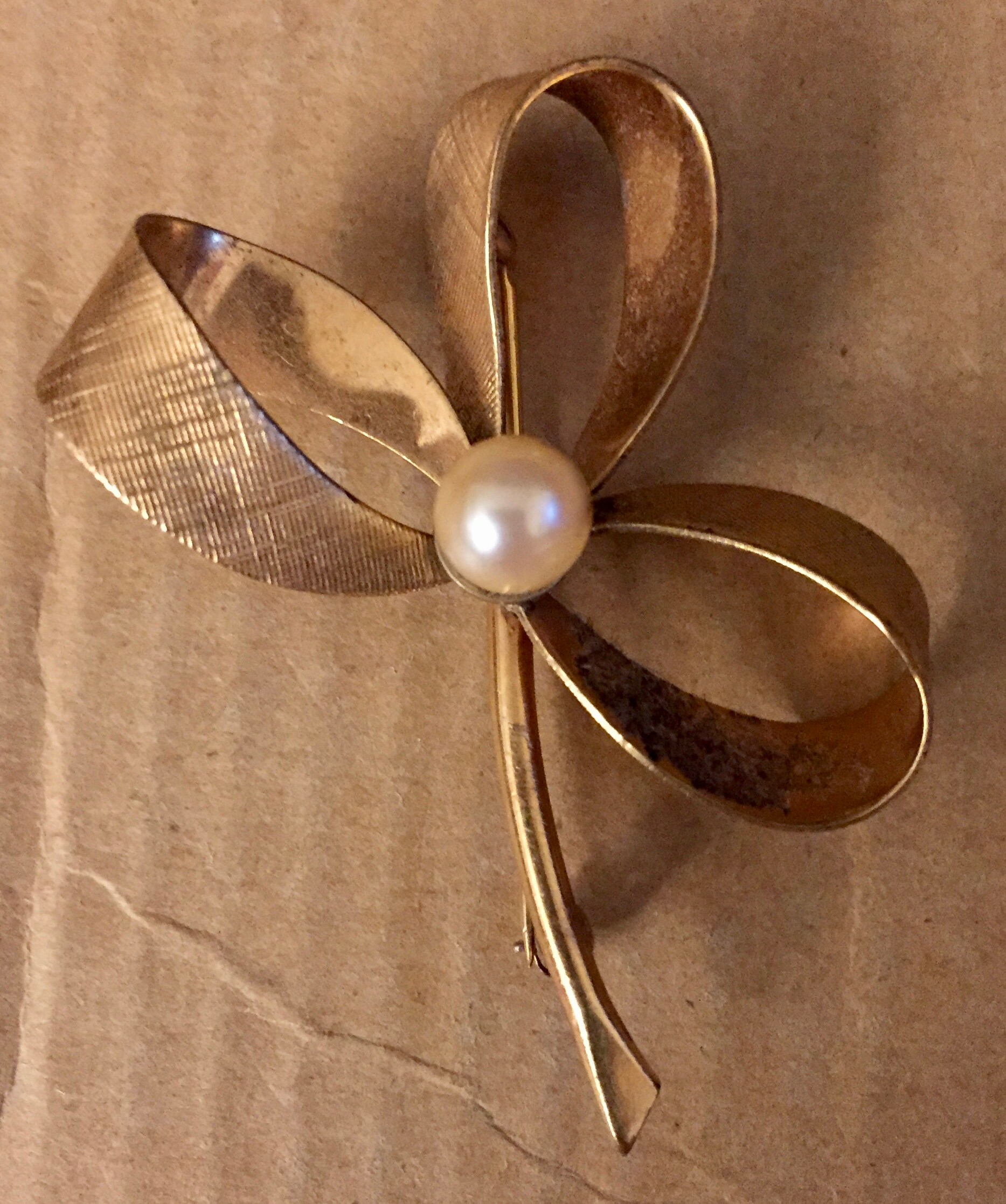 Vintage Mitte Des Jahrhunderts 1950Er Jahre Winards 12K Gold Filled Perle Gebunden Dreifach-Loop-Band-Bogen Drei Kleeblatt Pin Brosche von CharmCityTreasures