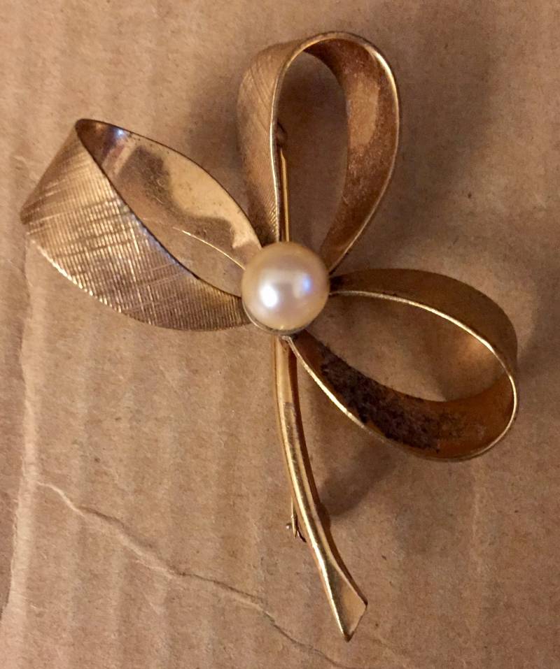 Vintage Mitte Des Jahrhunderts 1950Er Jahre Winards 12K Gold Filled Perle Gebunden Dreifach-Loop-Band-Bogen Drei Kleeblatt Pin Brosche von CharmCityTreasures