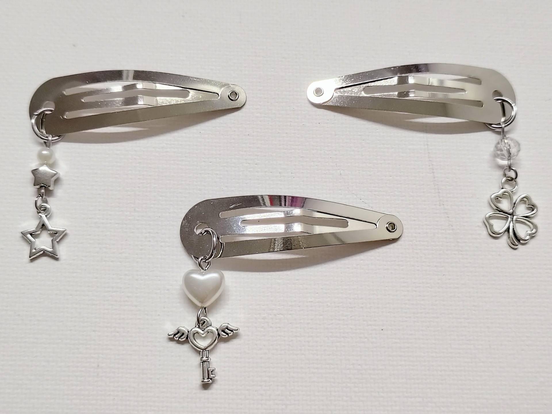Charm Haarspange | Kawaii Snap Y2K Engelkern Süsser Baumelnder Clip Handgefertigter Schmuck Weiß & Silber Nette Geschenke Für Sie von CharmPancakeStudio