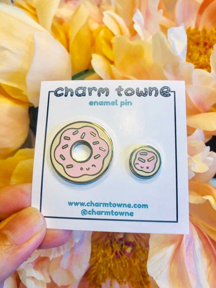 Donut Und Loch Enamel Pin Set Donut Und Loch Enamel Pin Set von CharmTowne