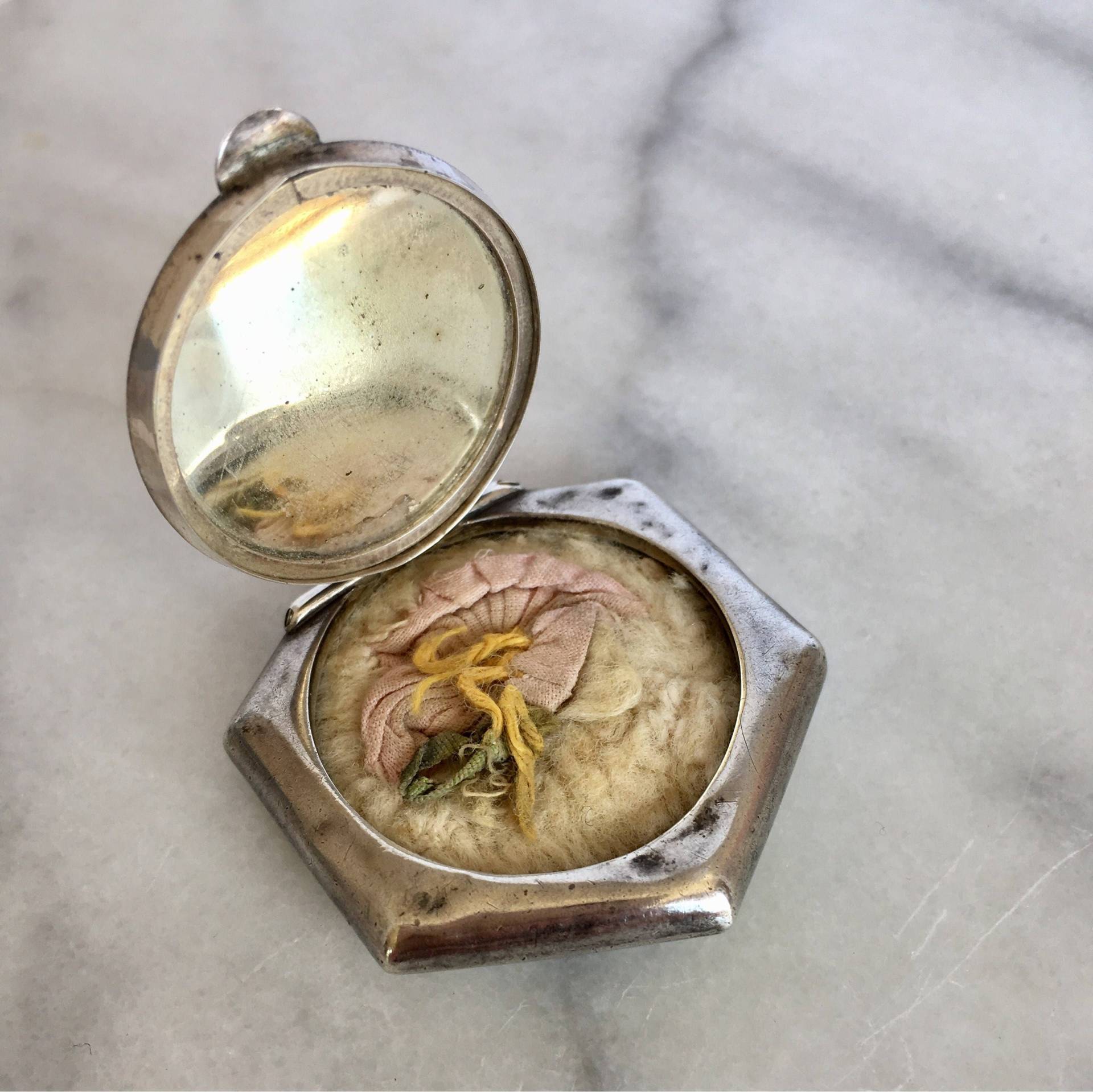 Antiker Silber Powder Compact Anhänger | Edwardian Spiegel Medaillon Graviertes Monogramm Fcm Andenken Seltene Miniatur Tragbare Vintage Make-Up von CharmVintageJewels