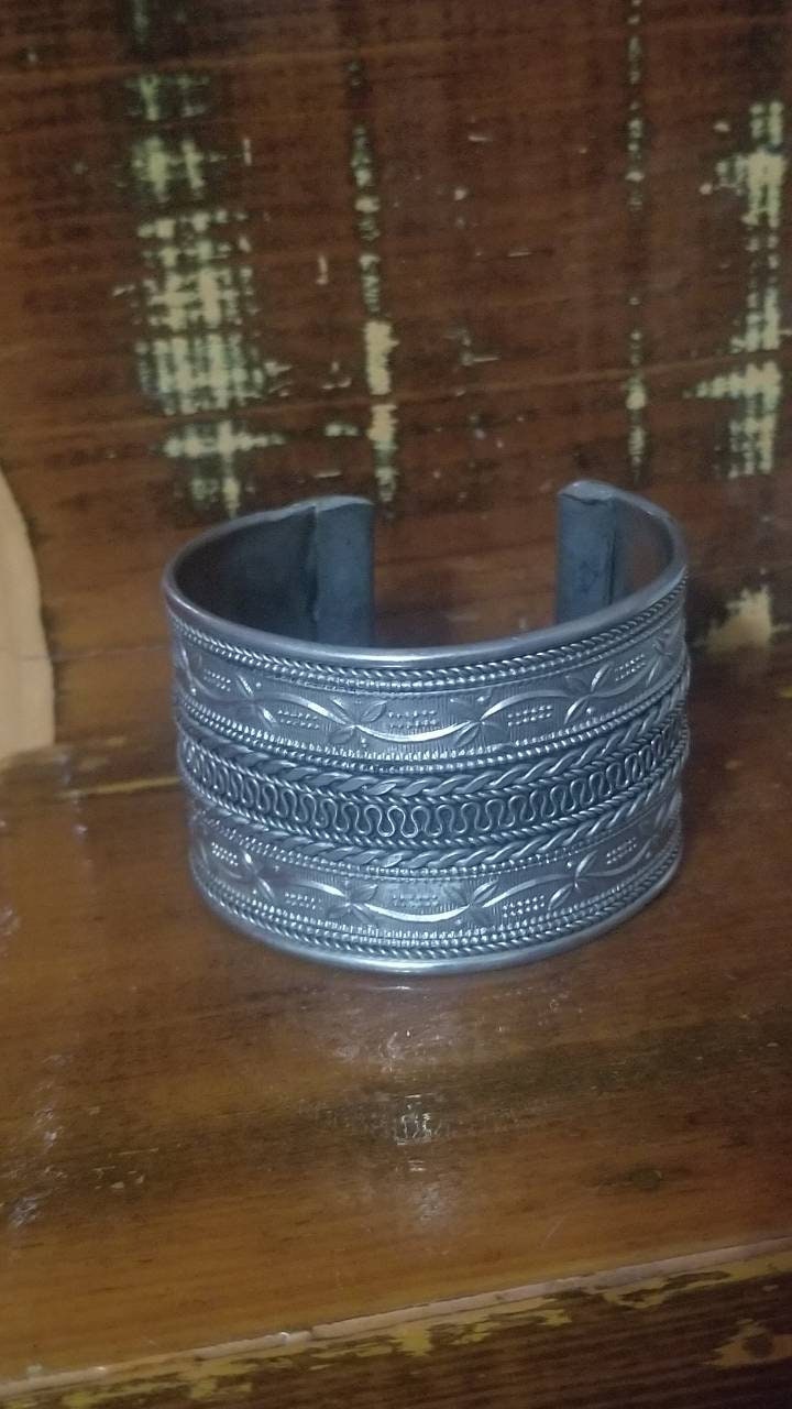 Vintage Damen Silberfarbenes Florales Gehämmertes Dreiband Metall Manschettenarmband, Kostüm Schmuck, Boho Art Noveau Schmuck Vintage Damen Silberfarbenes Florales Gehämmertes Dreiband Metall Manschettenarmband, Kostüm Schmuck, Boho Art Noveau Schmuck von CharmagnesClubhouse