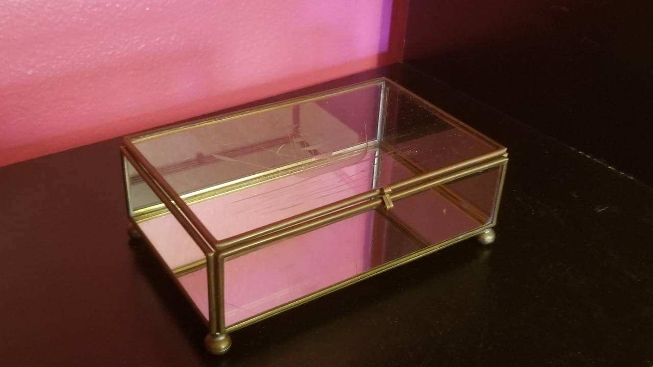 Vintage Kleine Geätzte Glas Spiegel Und Messing Schmuck Box Mit Schiff Motiv, Fußglas Messing Trinket Box, Maritime Eitelkeit Valet Box Vintage Kleine Geätzte Glas Spiegel Und Messing Schmuck Box Mit Schiff Motiv, Fußglas Messing Trinket Box, Maritime Eitelkeit Valet Box von CharmagnesClubhouse
