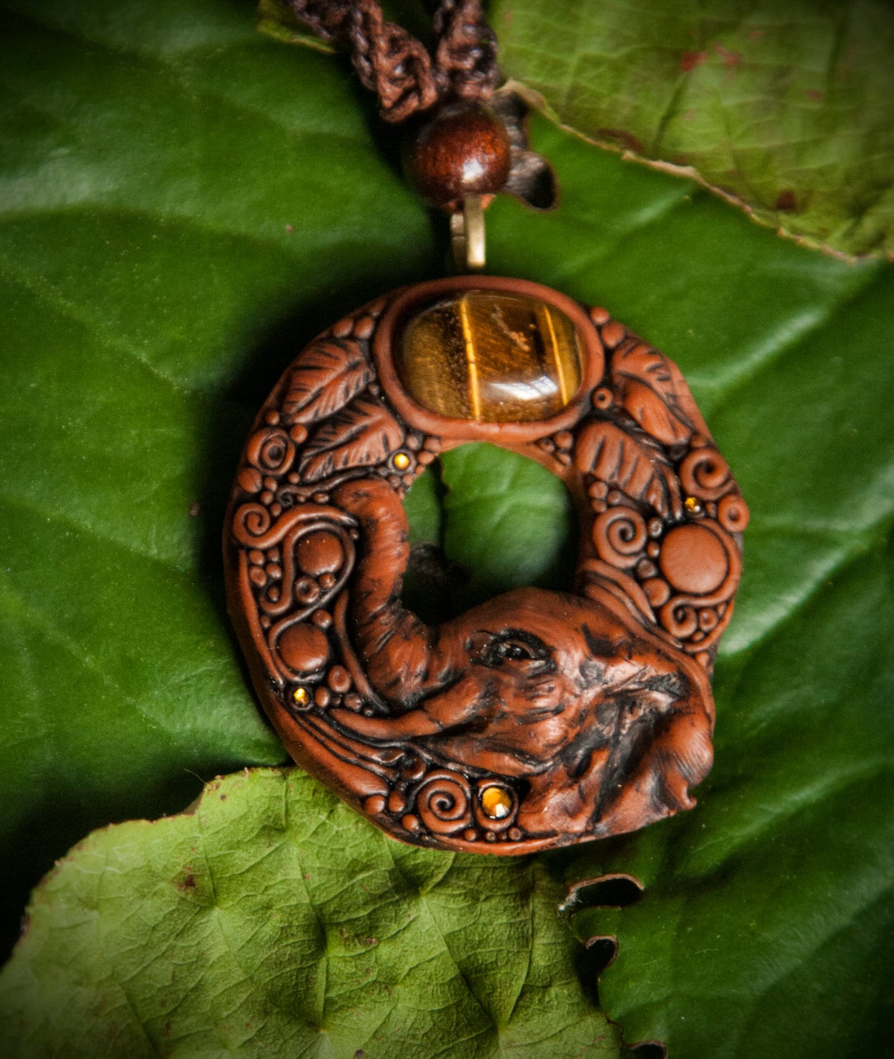 Makramee-Halskette Mit Anhänger Polymer Clay Elefanten Und Tiger Eye Makramee-Halskette Mit Anhänger Polymer Clay Elefanten Und Tiger Eye von CharmclayBazar