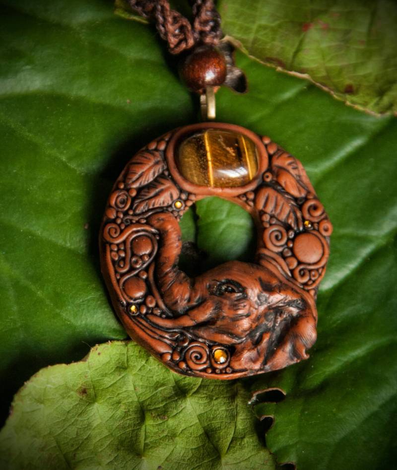 Makramee-Halskette Mit Anhänger Polymer Clay Elefanten Und Tiger Eye Makramee-Halskette Mit Anhänger Polymer Clay Elefanten Und Tiger Eye von CharmclayBazar