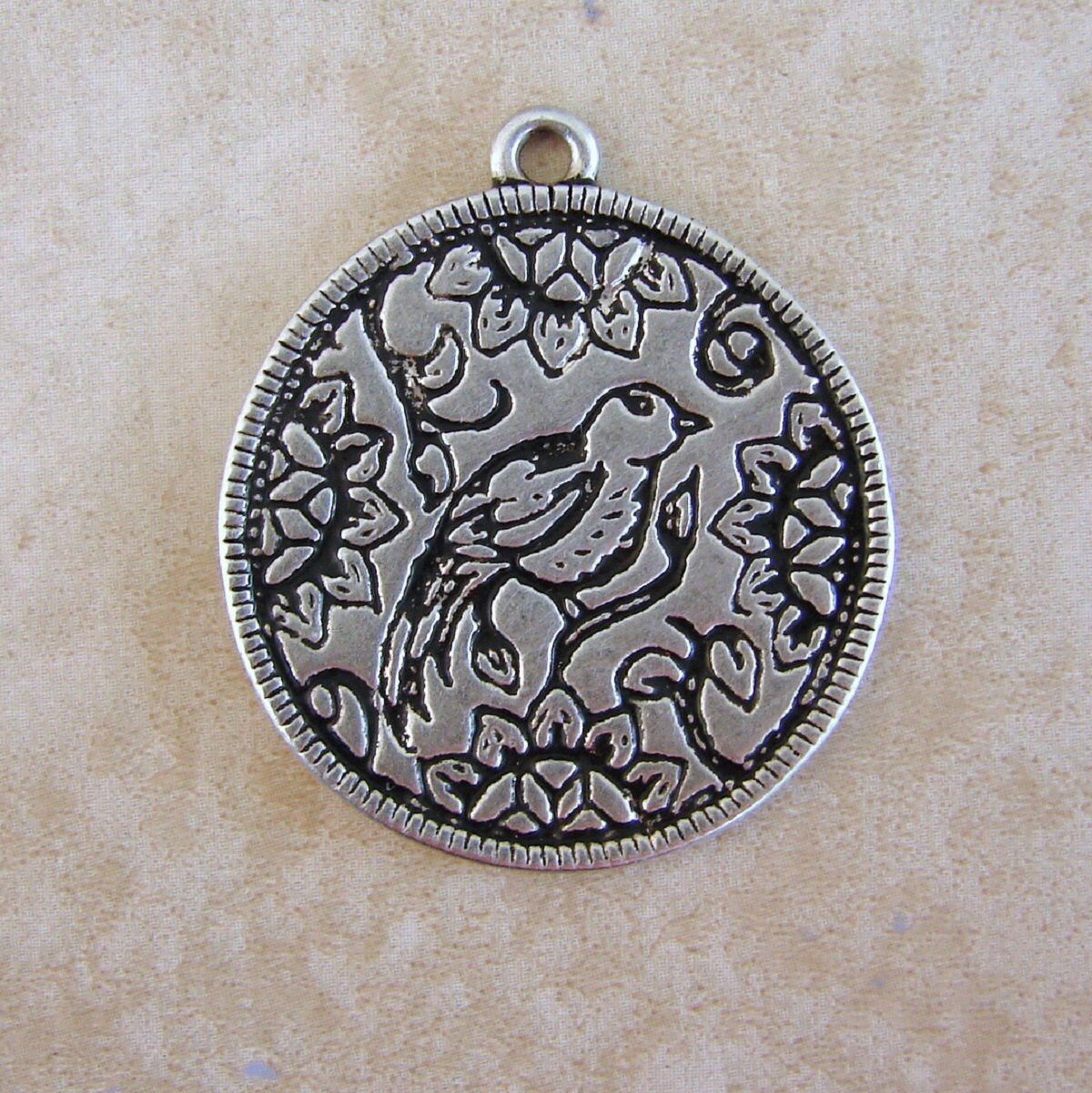 Großer Vogel Im Baum Rund Versilbert Armband Charm Oder Anhänger Großer Vogel Im Baum Rund Versilbert Armband Charm Oder Anhänger von Charmcrazey