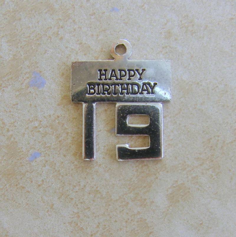 Wells Happy Birthday 19 Sterling Silber Armband Charm Vintage Wells Happy Birthday 19 Sterling Silber Armband Charm Vintage von Charmcrazey