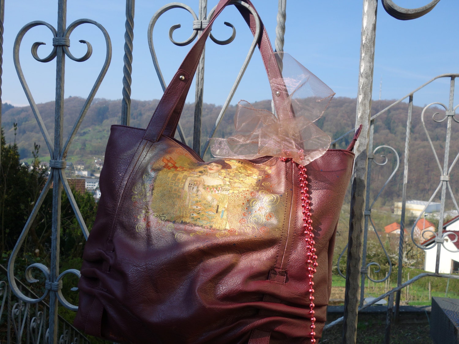 Klimt Tasche - Alltagstasche Gold Handtasche Decoupage Bemalte Reißverschlusstasche Aus Kunstleder Bordeauxrote Damen Schultertasche von CharmeParisien
