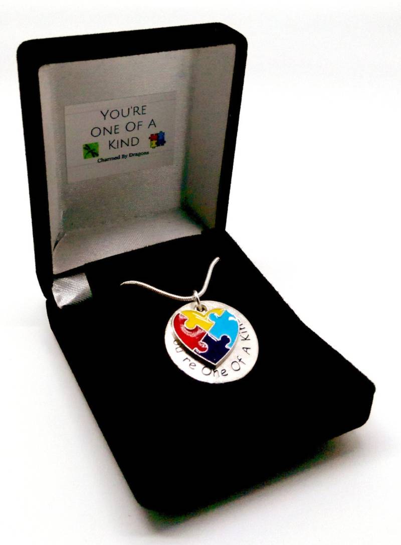Autismus-Bewusstseins-Halskette, Autismus-Schmuck, You're One Of A Kind-Halskette, Puzzle-stück-Schmuck, Autismus-Mutter, Bewusstseinsgeschenk Autismus-Bewusstseins-Halskette, Autismus-Schmuck, You're One Of A Kind-Halskette, Puzzle-stück-Schmuck, Autismus-Mutter, Bewusstseinsgeschenk von CharmedByDragons