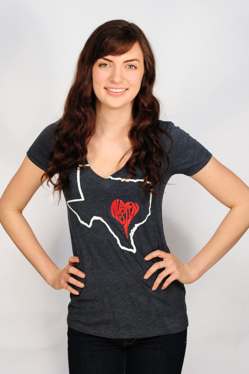 Love Austin Austin, Tx Rotes, Weißes Und Blaues Shirt Mit V-Ausschnitt Atx Pride Love Austin Austin, Tx Rotes, Weißes Und Blaues Shirt Mit V-Ausschnitt Atx Pride von CharmedFox
